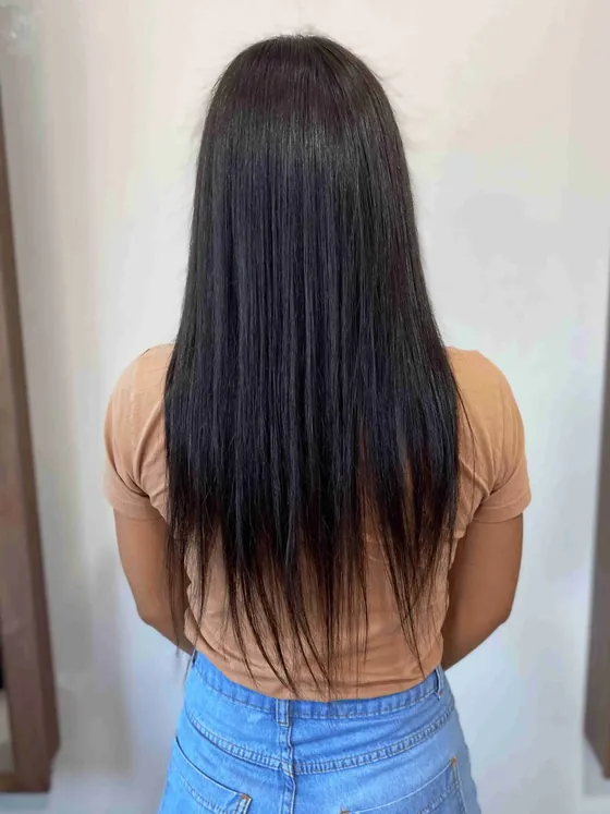 Cabelo escuro liso na altura da cintura, vista de costas, antes da aplicação