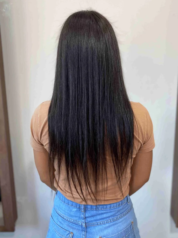 Cabelo escuro liso na altura da cintura, vista de costas, antes da aplicação