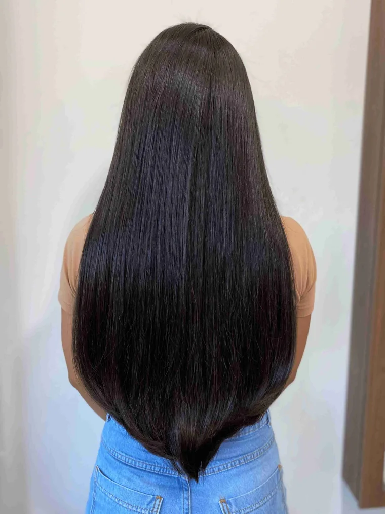 Cabelo escuro liso mais longo e mais cheio, vista de costas, depois da aplicação