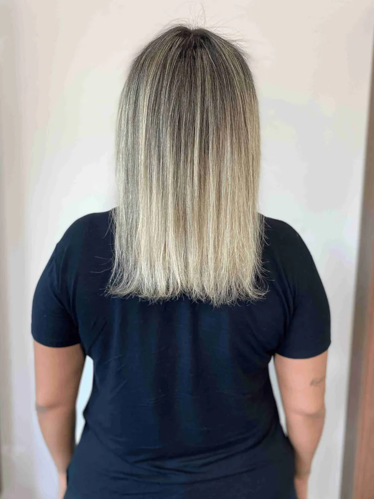 Cabelo loiro liso na altura dos ombros, vista de costas, antes da aplicação