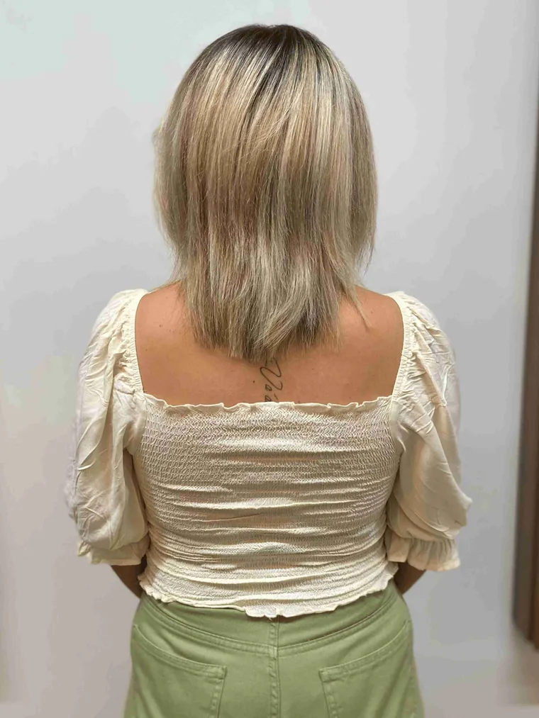 Cabelo loiro repicado na altura do pescoço, vista de costas, antes da aplicação