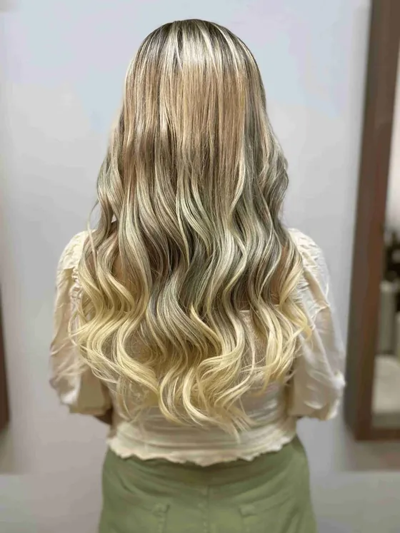 Cabelo loiro ondulado até a cintura, vista de costas, depois da aplicação