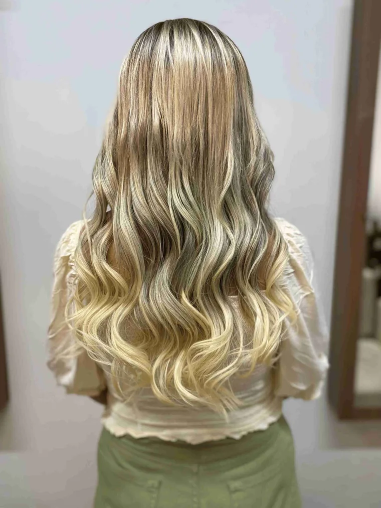 Cabelo loiro ondulado até a cintura, vista de costas, depois da aplicação