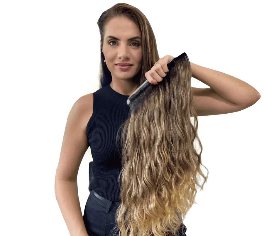Retrato de meio corpo, mão penteando uma mecha longa e ondulada de mega hair