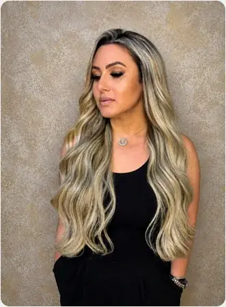 Cabelo loiro mechado até a cintura, vista de frente