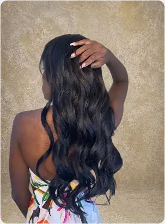 Cabelo preto ondulado muito longo, vista de costas