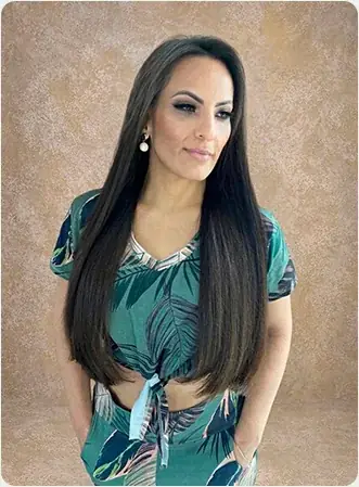 Cabelo preto liso longo, vista de frente